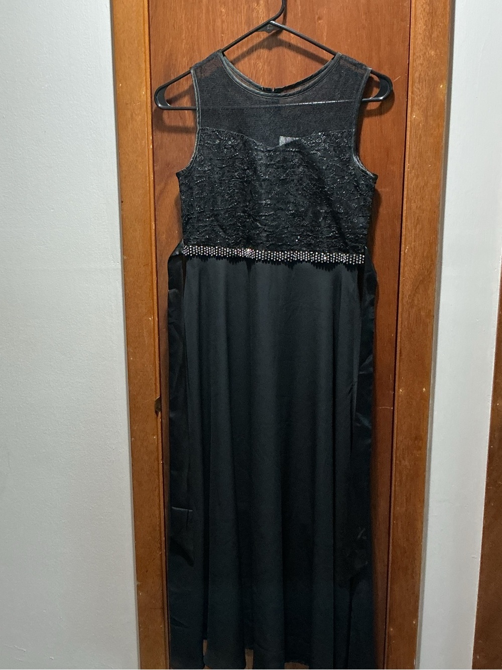 Elegant Black Sleeveless Evening Dress